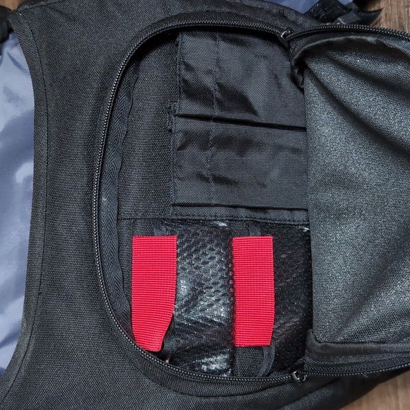 Tamrac Velocity 8x Camera Sling Bag in Black - Picture 9 of 10